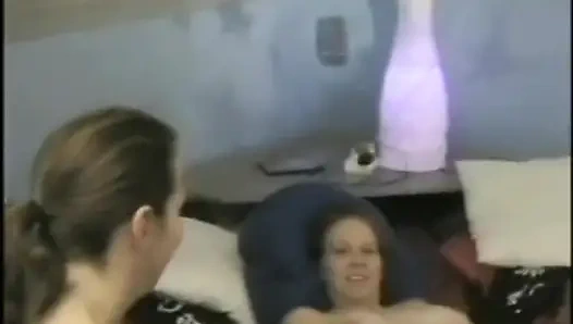 İki seksi hatun birbirlerinin amını tatmin ediyor