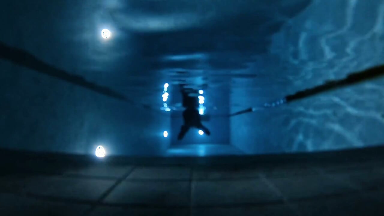 Baño bajo el agua por la noche