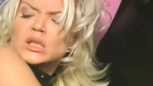 Blondes schätzchen in der maske bekommt grobes hardcore-hämmern und abspritzen