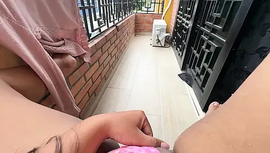 Dün gece iç çamaşırımla balkonda yürüyordum ve komşumun buraya baktığını gördüm, bu yüzden bu sabah dışarı çıkıp çıkmadığımı görmek için mastürbasyon yapmaya karar verdim ve
