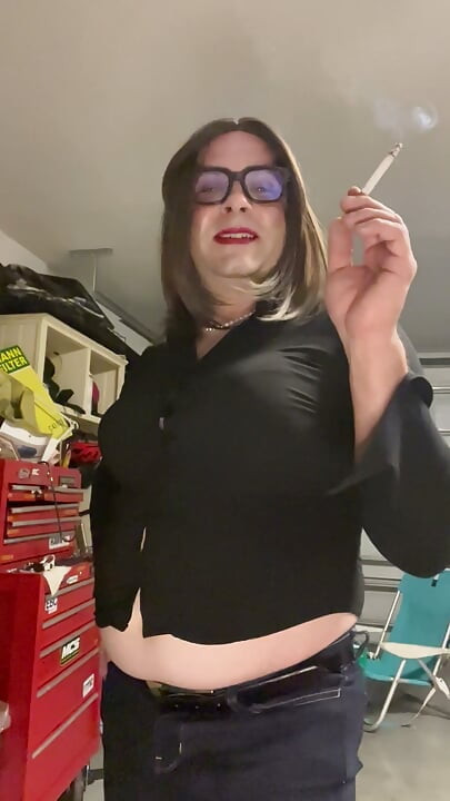 Dikke rokende crossdresser