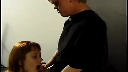 Azgın esmer sürtük sikişiyor ve emiyor