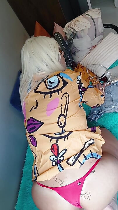 O rochie nouă drăguță, apoi scoțându-mi bikini și luându-mi curul complet uns ... și terminând cu un alt orgasm.