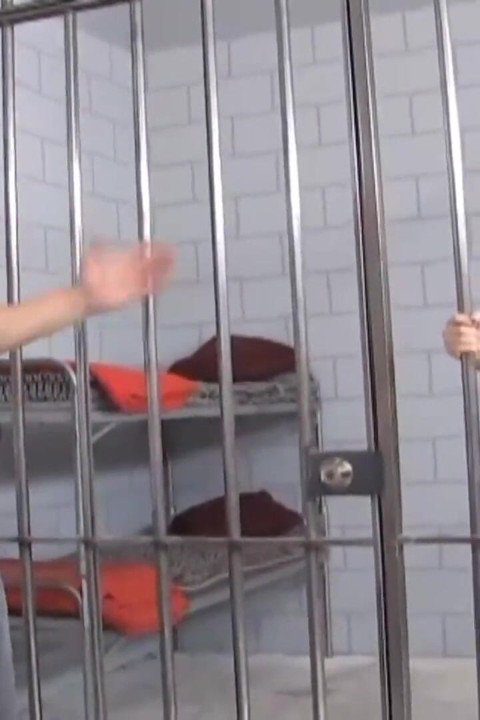Büyük memeli sarışın orta yaşlı seksi kadın amcık ağzında büyük yarakla sikişiyor