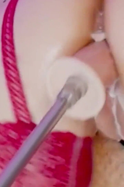 Big Dildo îi fute vaginul până la Big Squirt