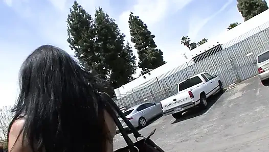 Sofa basah chica yang cantik mengharapkan terbuka lebar untuk memompa kontol besar