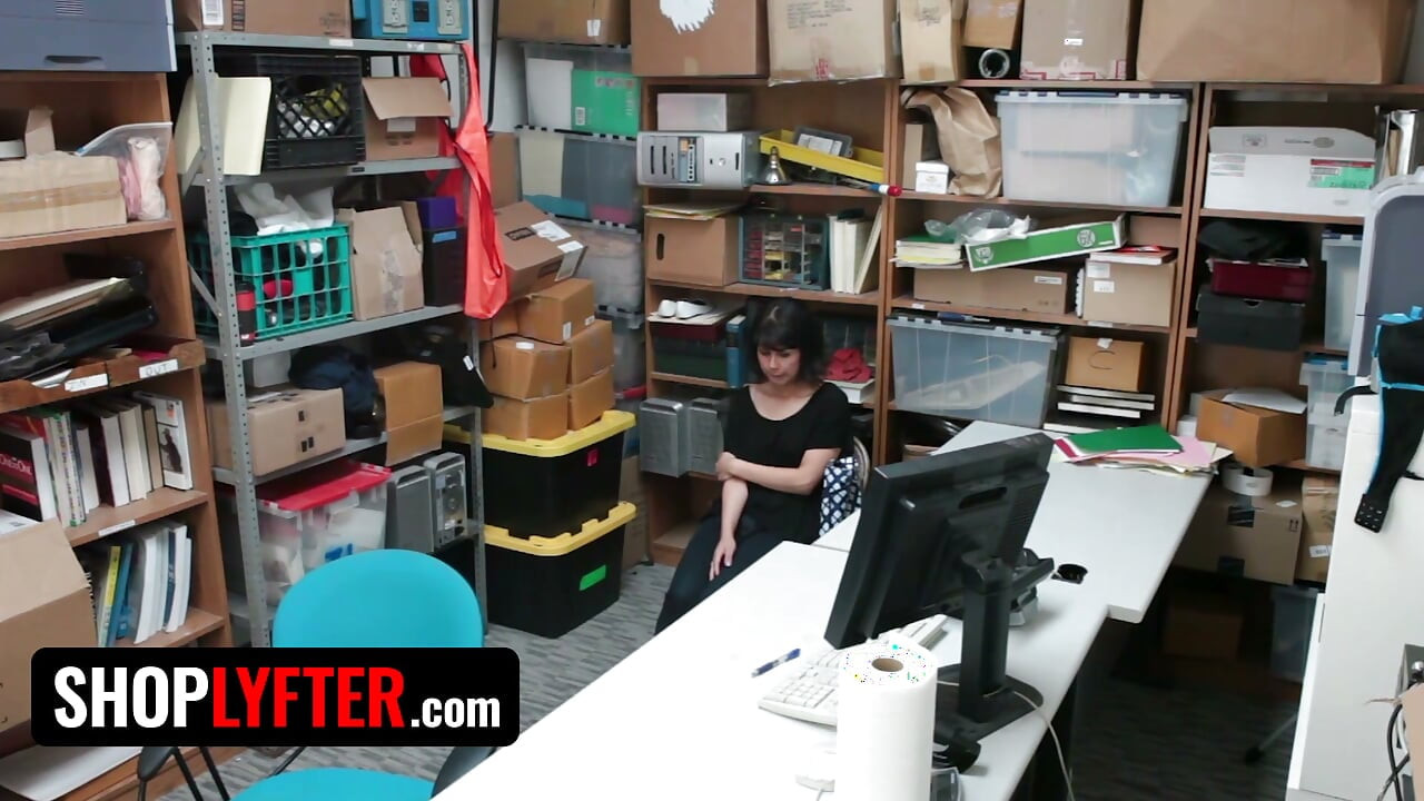 Shoplyfter - Η Penelope Reed γίνεται η νέα αγαπημένη κλέφτρα του Perv Lp Officer για να την γαμήσει στο πίσω δωμάτιο