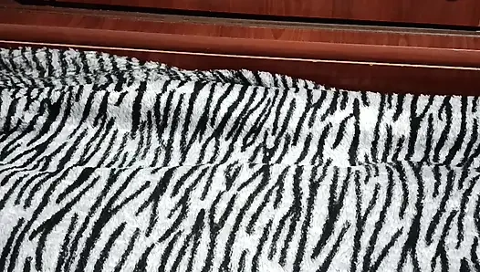 Selbstgedrehte Masturbation Vor Dem Spiegel, Ohne Ihr Höschen Ausziehen