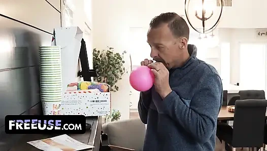 Fluss Lynn dares rion king, um ruhig zu bleiben, während ihr vater herumgeht