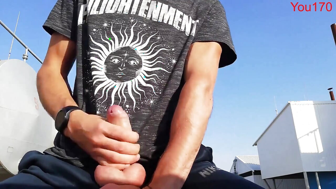 Nejlepší chlap na ulici si honí svého obrovského ptáka, dokud se nevystříká a nesténá homosexuálně venkovní masturbace