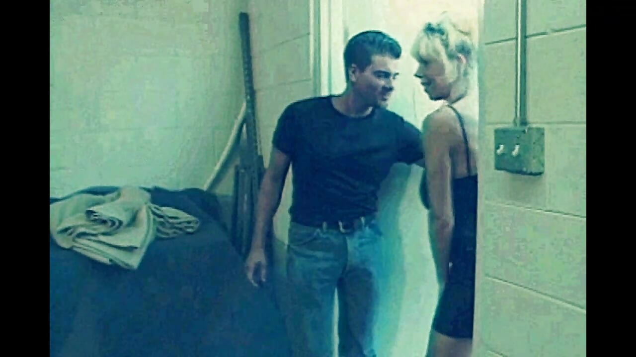 Ona voli da skače na kurac kao pravi seks sportista!