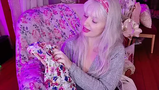 Открываю атласные трусики