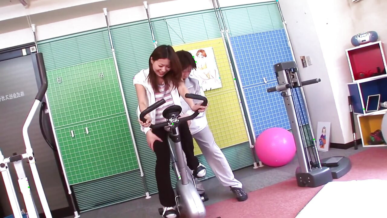 Καυτή Ασιάτισσα έδειξε πώς να οδηγεί ποδήλατο