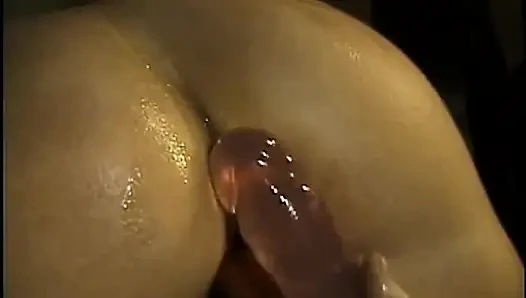 Dua tante super sange ini lagi asik muasin memeknya pakai mainan seks liar