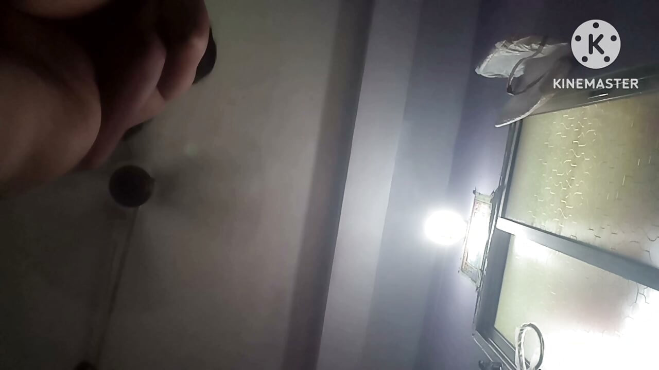 淫蕩繼妹穿著小丁字褲求繼兄幫忙 - 結局是禁忌後院性愛！