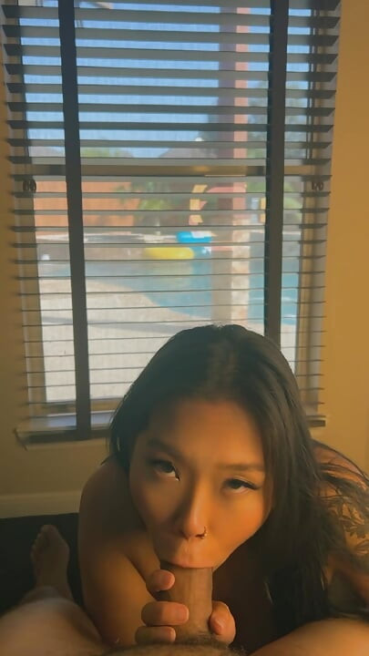 Fată asiatică sexy care face laba și ia muie cu o ejaculare uriașă