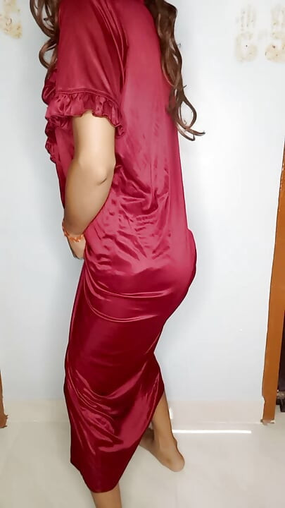 Meri mummy ne kal raat me isi satin nighty ko pahan ke apni chut ki ras chatai