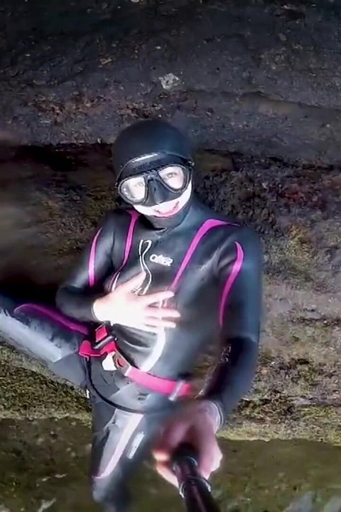 Traje de neopreno y máscara de buceo, masturbación junto al mar