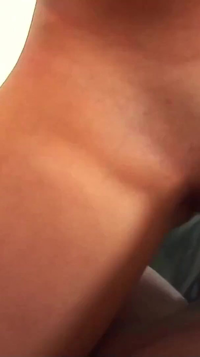 Moment mémorable de « Une étudiante se fait draguer et séduire pour un casting interracial amateur, baise en POV »