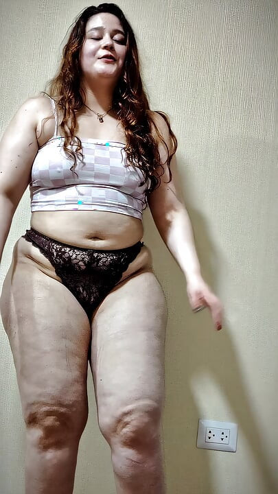 Nicole's Silly Fat Tease: Jiggling Cellulite Ass & Soft Belly Dance
