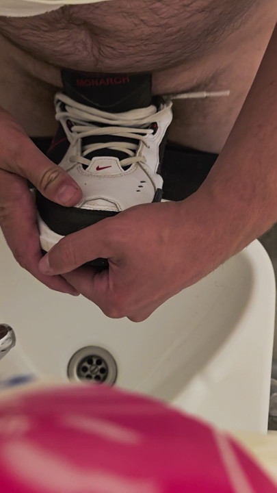 Φτύσε και γάμησε το Nike Air Monarch