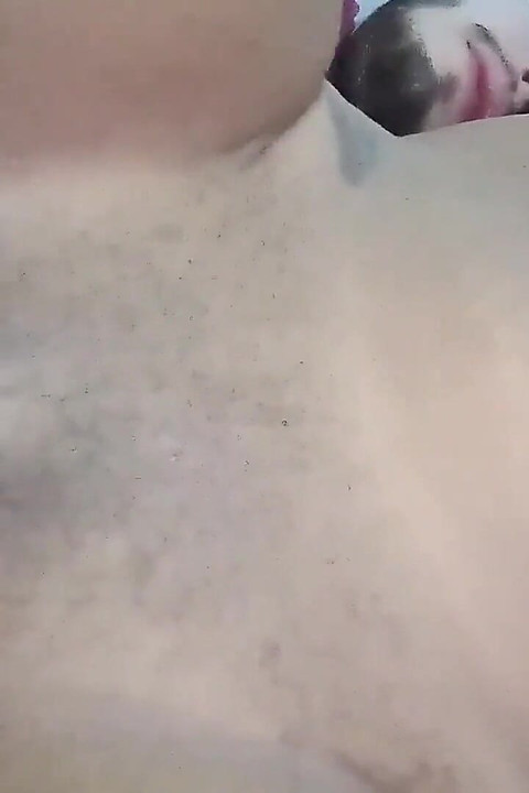 Morena de 18 años con grandes tetas caídas de New York United States follando la gran polla de su hermanastro como un fale