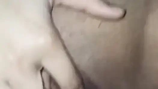 Mein stiefbruder fickte meine muschi, während ich ruhte