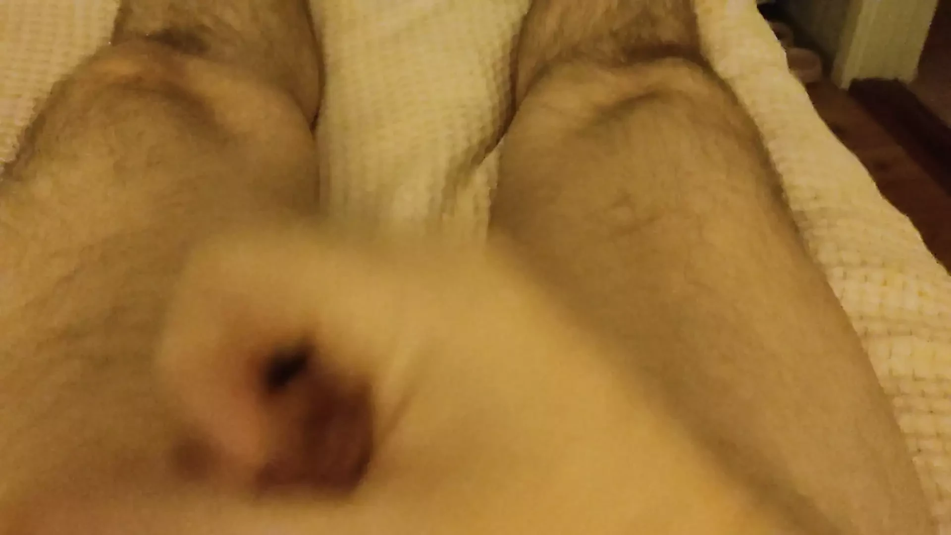 침대에 누워 주스가 올 때까지 나를 쳐다 줘
