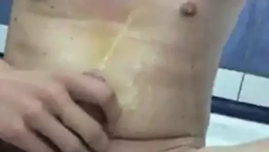 Mein Sklave muss sich ins Maul pissen