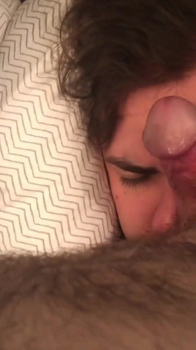 POV : un papa coquin et verbal nourrit sa bite à un pédé | Clip 2