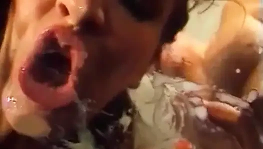 Büyük sarkık memeli sıradan ev sürtükleri edepsizleşiyor!