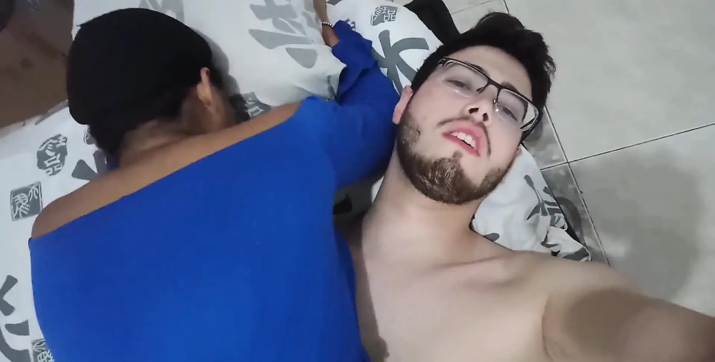 年轻的业余夫妇制作自制色情视频