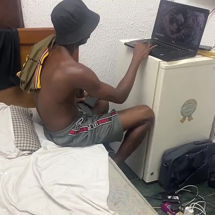 Etraftaki Bir Kaltak Dikkat Dağıtıcı Ama Adamın Sikişmeye Ihtiyacı Var