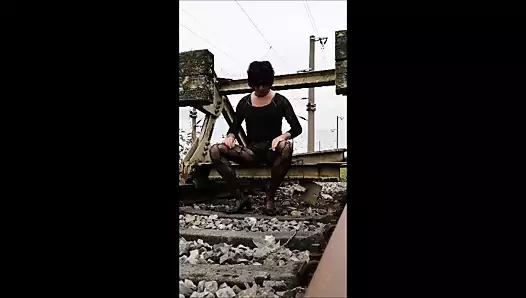 Pancutan mani di trek kereta api