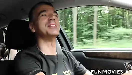 Olgun esmerler açık havada sikiliyor