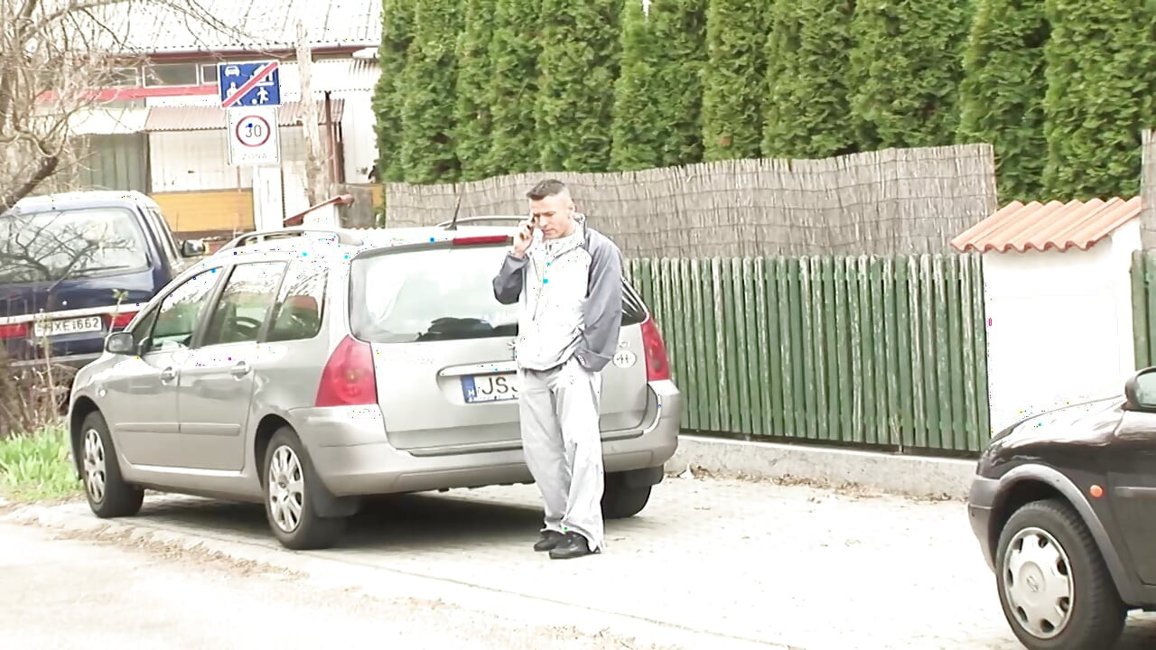 Păpușă franceză ademenitoare în ținută sexy are parte de o ejaculare facială după un futai nebun în pizdă