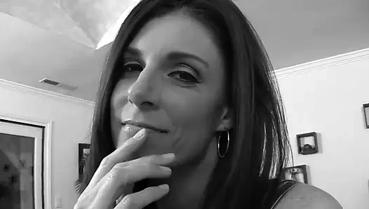 Esmer orta yaşlı seksi kadın siyah bir canavar yarağın tadını çıkarıyor