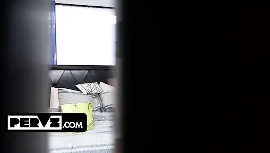 Üvey oğul çıplaklığı ve güzel şekilleri seviyor ama gerçek üvey annesine sapıklık yaparken yakalanıyor