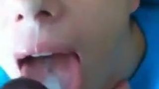 Cumming en su boca cachonda