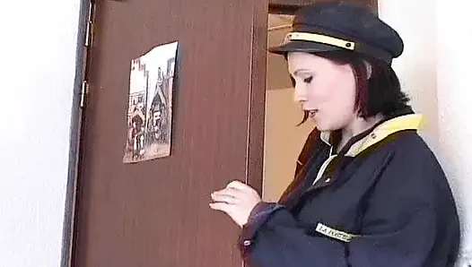 Özel gösteride sikilen pirsingli genç kız