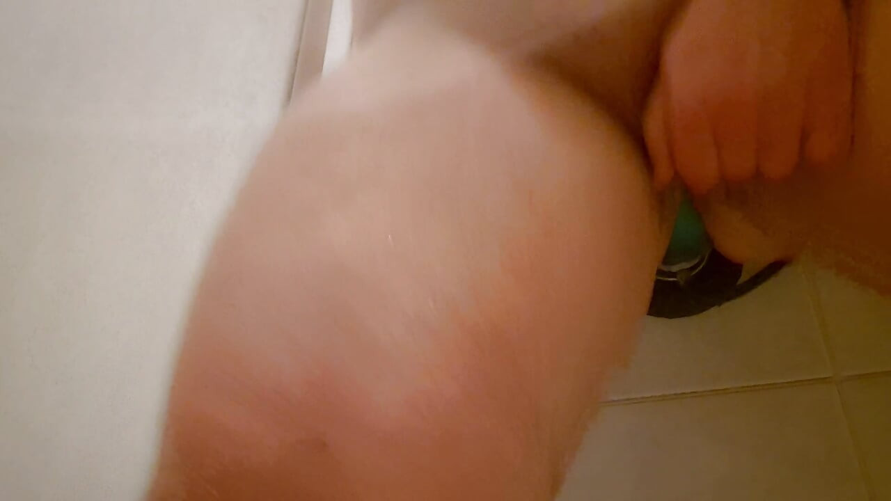 Analni seks pod tušem