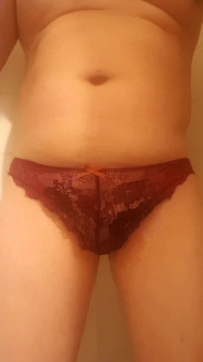 MINDY PISSING IN RED PANTIES
