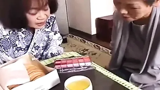 60岁的亚洲人让年轻人用手指指交她的精液