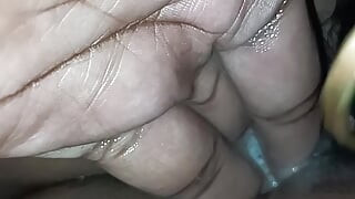 Bhartiy bhabhi hindi seks vidiyo men apni gand aur choot men ungli kar rahi hai
