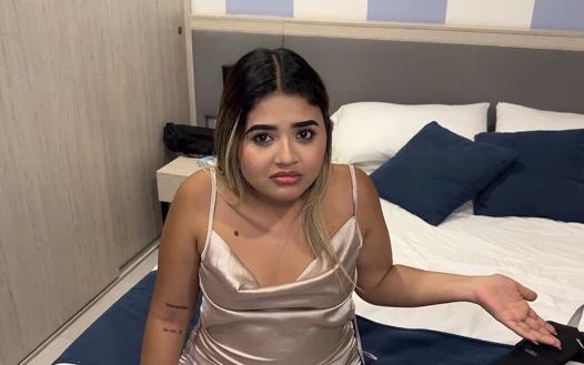 Üvey kız kardeşimle aynı otel yatağını paylaştım ve her şey kontrolden çıktı