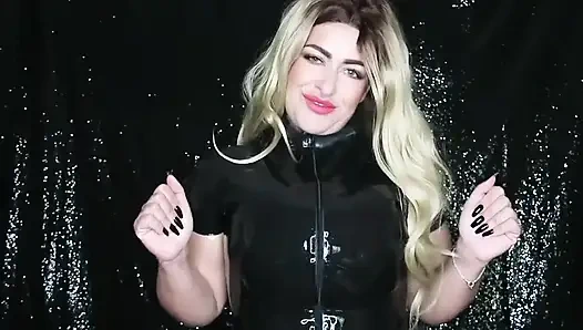 Terkesima oleh payudara HH dalam video lateks