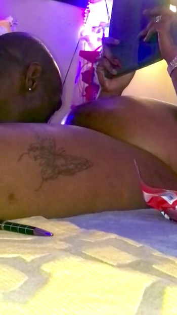 Spektakularan trenutak iz filma "Very hot BBC TS Tugs A Huge Load for her black tgang".