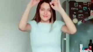 Serbisches Mädchen Martina heißer Tanz