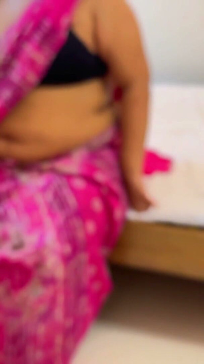 Milf con culo grande y tetas enormes, madrastra gujarati quiere sexo violento del hijastro cuando el marido se va a la oficina | Clip 2