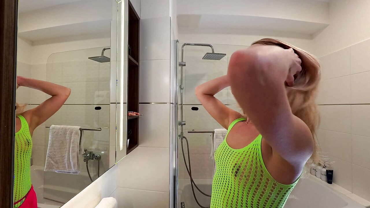 Rejver devojka dolazi sa Muzičkog festivala EDM kako bi promenila droljastu odeću skidajući je da pokazuje dlakavu pičku i golo dupe